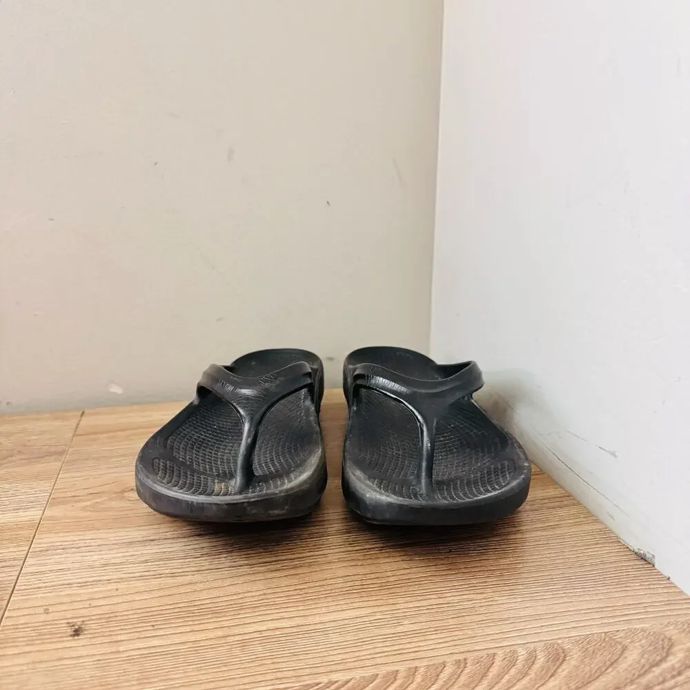 OOFOS OOlala black recovery flip-flop sandals Women’s Size 8